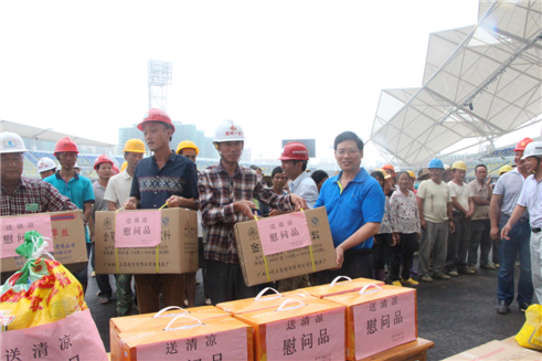 梧州市總工會黨組書記、常務(wù)副主席為在建體育場農(nóng)民工送清涼.JPG