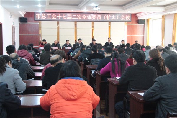 3月11日，梧州市總工會(huì)召開十七屆二次全委會(huì)（擴(kuò)大）會(huì)議，市委副書記蔣海東發(fā)表講話，市總工會(huì)黨組書記、常務(wù)副主席朱明勝作