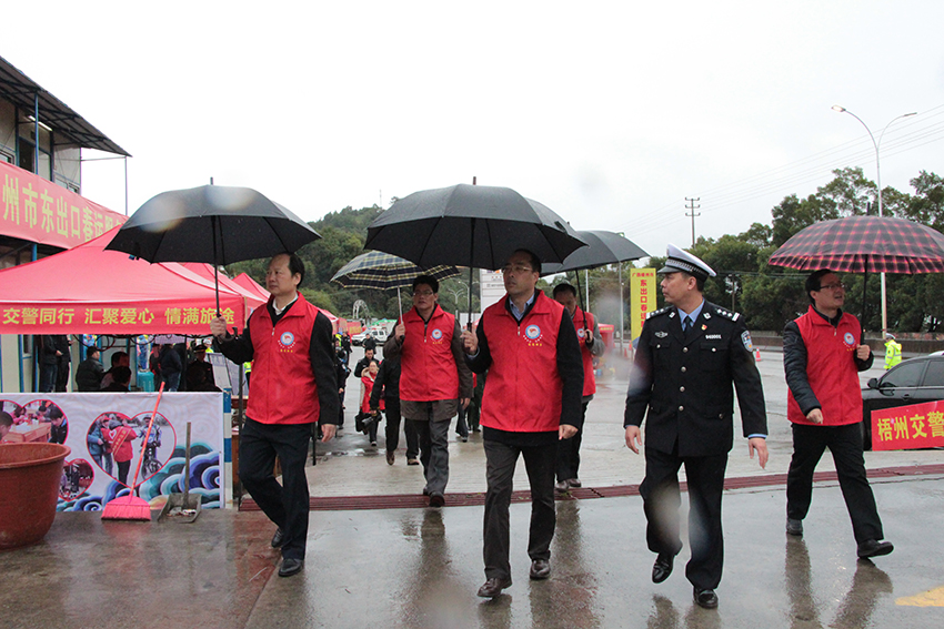 市委常委、組織部部長張惠強(qiáng)，市人大副主任、市總工會主席徐遠(yuǎn)洲一行在東出口春運(yùn)服務(wù)站視察各行業(yè)愛心服務(wù)站.jpg