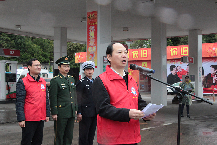 市人大副主任、市總工會主席徐遠(yuǎn)洲在主持“暖流活動(dòng)”啟動(dòng)儀式.jpg