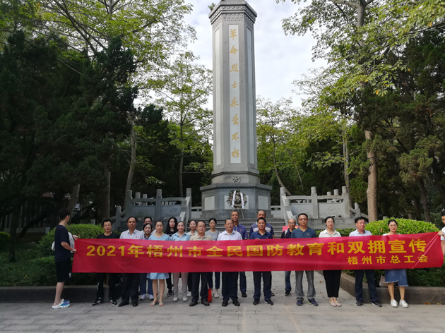 瞻仰烈士紀(jì)念碑，在緬懷烈士中提升國防意識
