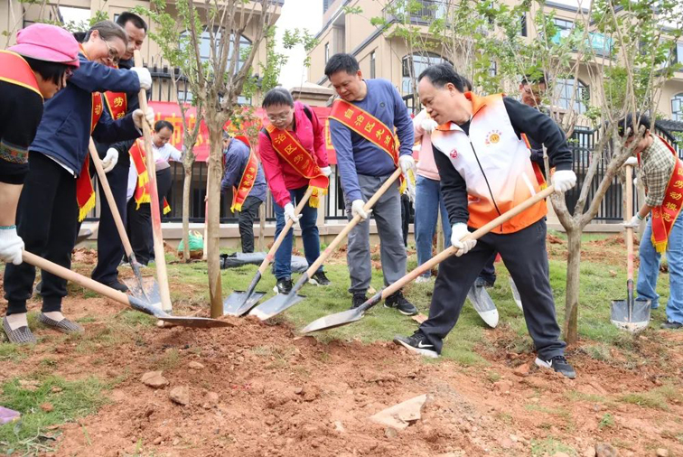 弘揚(yáng)勞模精神、勞動精神、工匠精神！梧州勞模工匠義務(wù)植樹迎“五一”