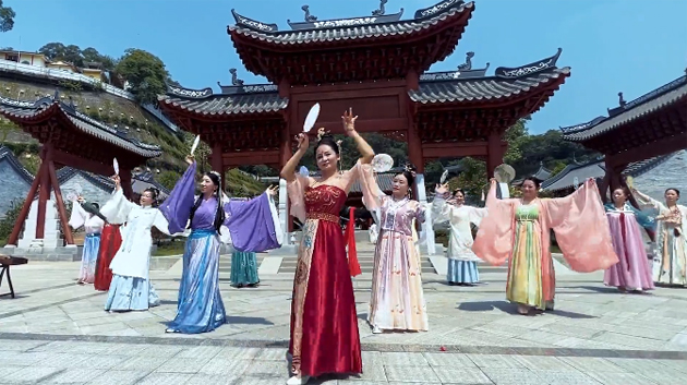 聽(tīng)，梧州學(xué)院的教職工演繹《禮儀之邦》向祖國(guó)73周年華誕獻(xiàn)禮