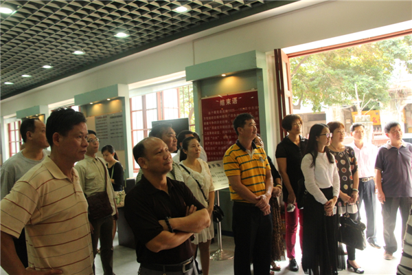 為踐行社會(huì)主義核心價(jià)值觀，進(jìn)一步弘揚(yáng)優(yōu)秀傳統(tǒng)文化，引領(lǐng)全市廣大職工群眾文明祭祖，文明追思。4月3日梧州市總工會(huì)組織干部職